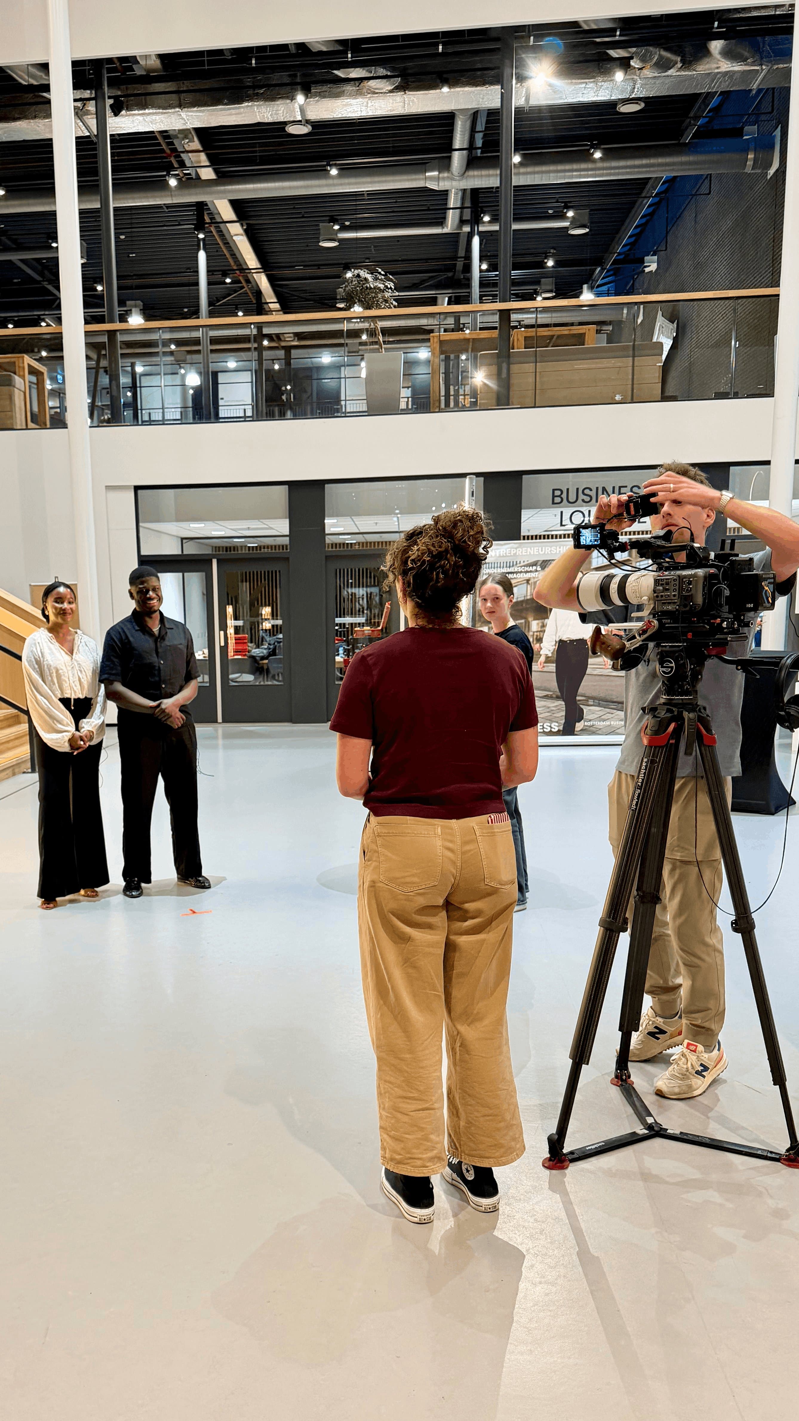 Samba Jarju en Mariama Sesay tijdens een interview over PayWatch