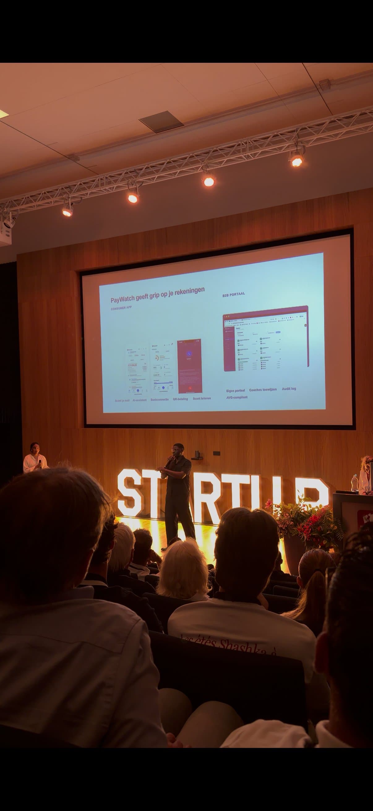 Samba Jarju presenteert PayWatch op het podium bij Startup Rotterdam